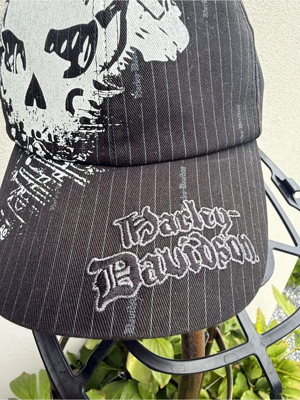 Harley-Davidson  Black White  Snapback Trucker Hat embroidered almost Vintage